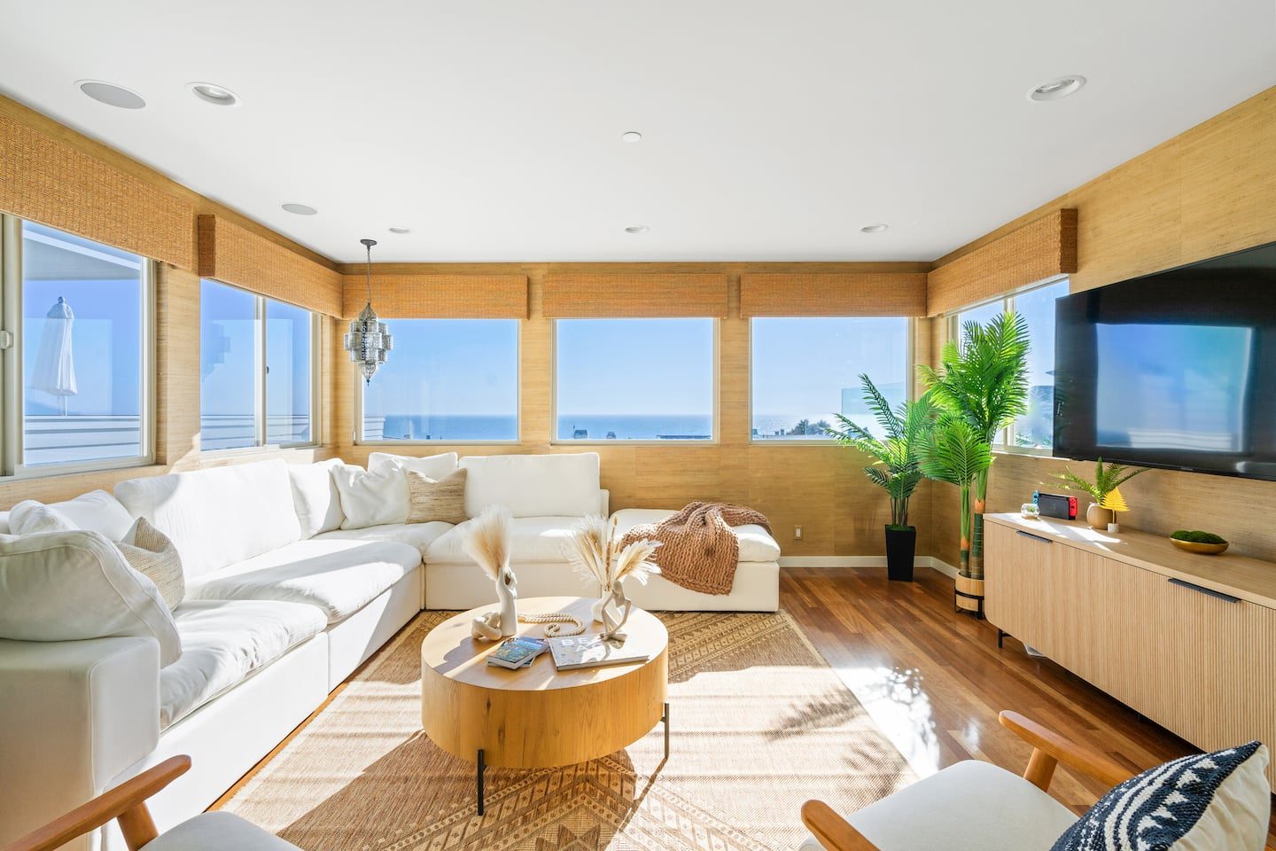 Sunny Home by the Beach interior