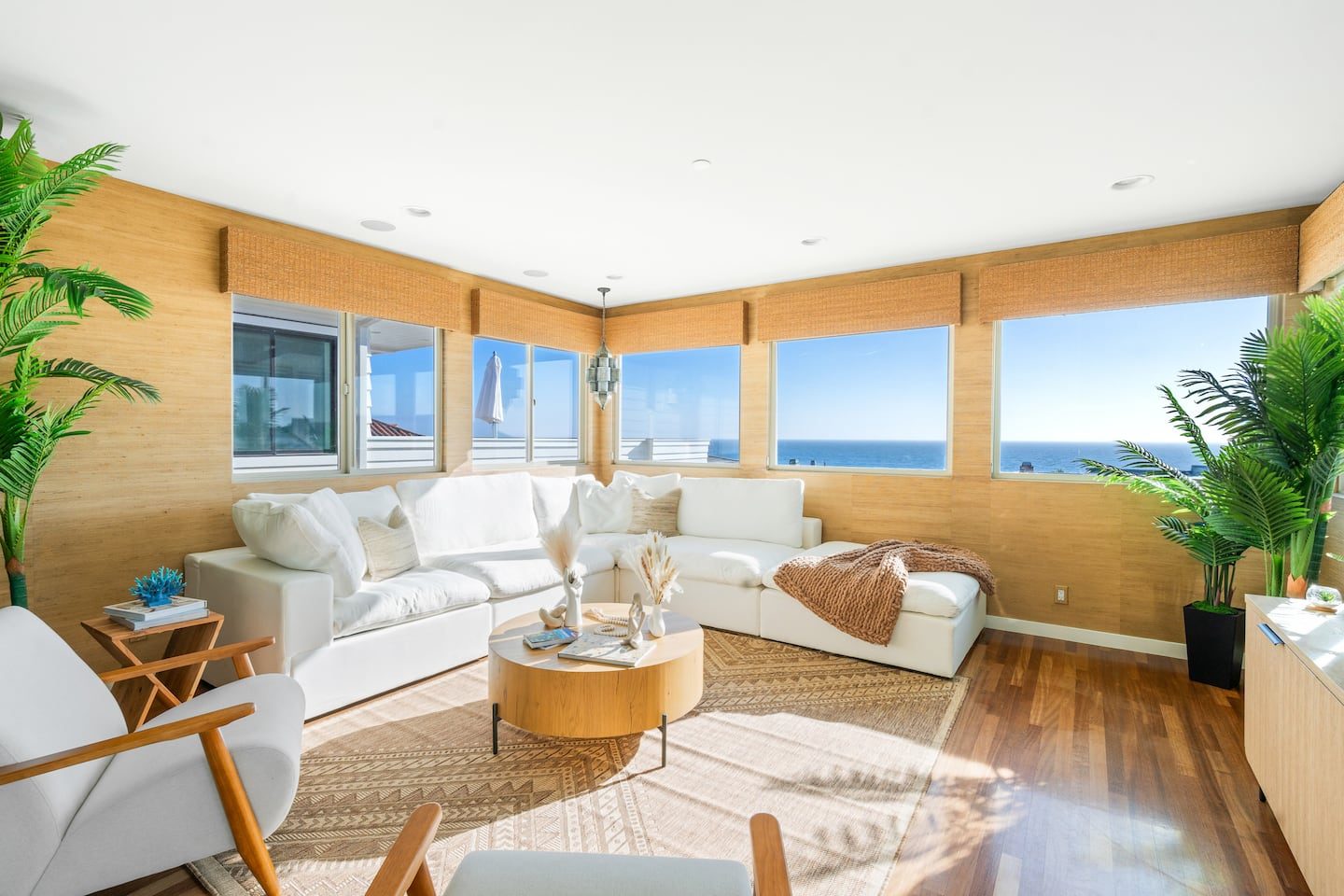 Sunny Home by the Beach interior